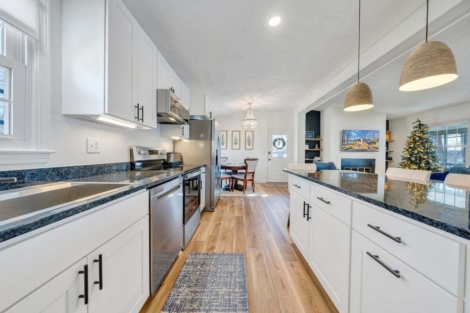 House, Multiple Beds, Hot Tub (LAKE Breeze) | Private kitchen