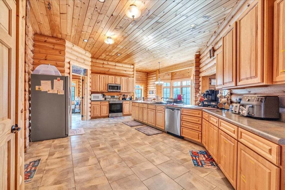 House, Multiple Beds, Hot Tub (LAKE Liberty Pines) | Private kitchen