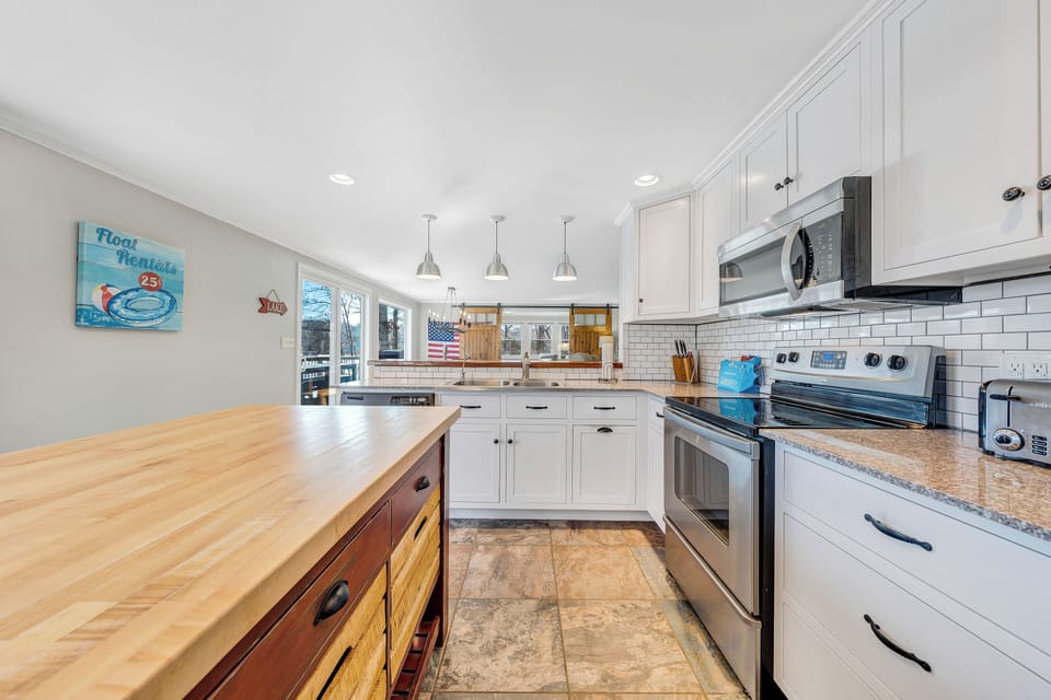 House, Multiple Beds, Hot Tub (LAKE Point Retreat) | Private kitchen