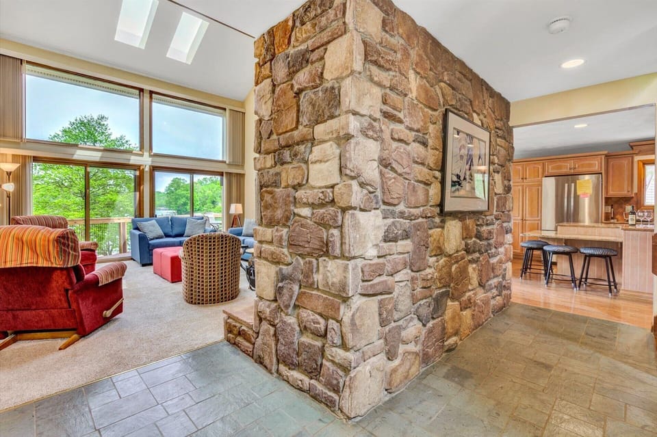 House, Multiple Beds, Hot Tub (LAKE Dancing Water) | Living area
