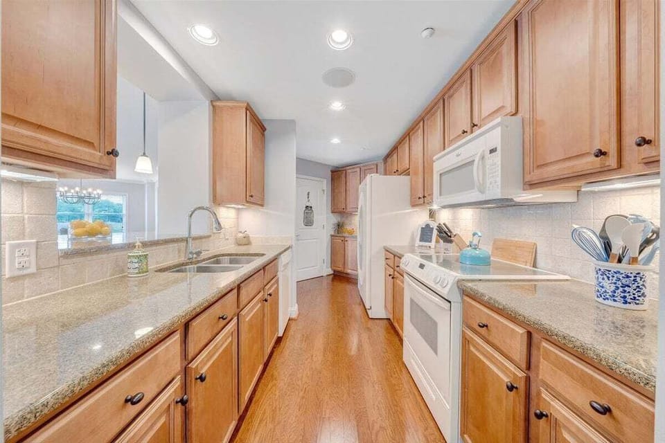 Condo, Multiple Beds, Balcony (LAKE Stardust) | Private kitchen