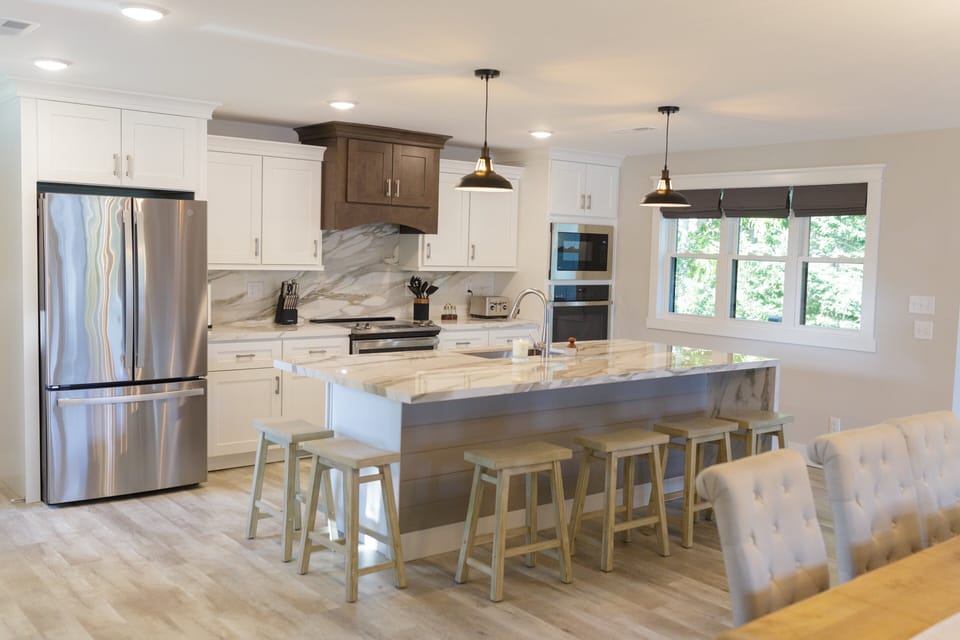 House, Multiple Beds, Hot Tub (LAKE Haven) | Private kitchen