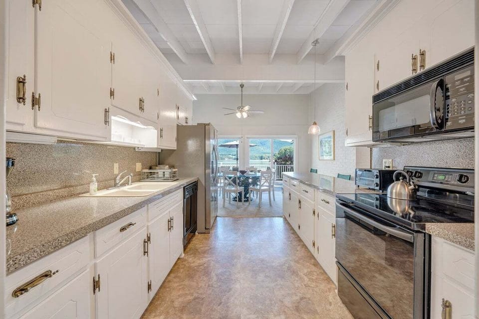 House, Multiple Beds, Patio (LAKE Thomwells Family Affair) | Private kitchen