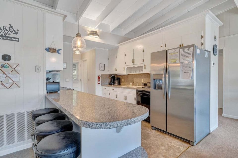 House, Multiple Beds, Patio (LAKE Thomwells Family Affair) | Private kitchen