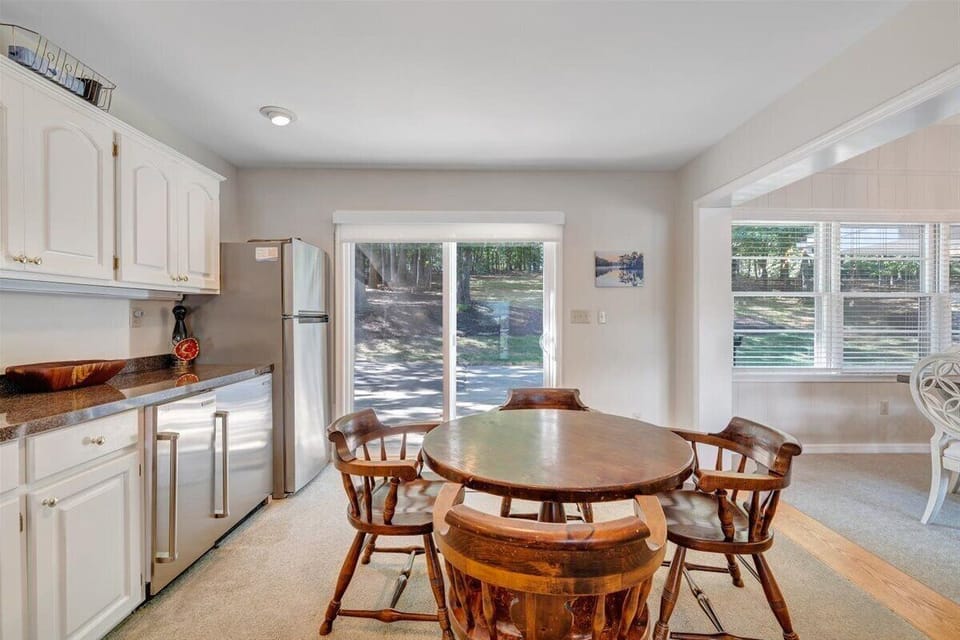 House, Multiple Beds, Patio (LAKE Thomwells Family Affair) | Private kitchen
