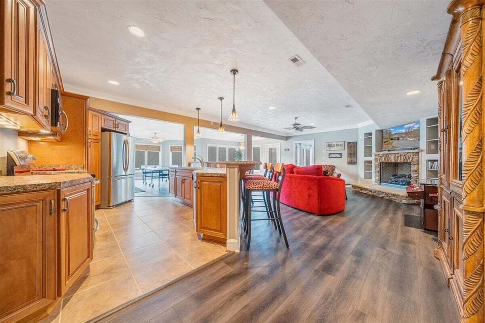 House, Multiple Beds, Hot Tub (LAKE Great Escape on Smith Mountain) | Interior