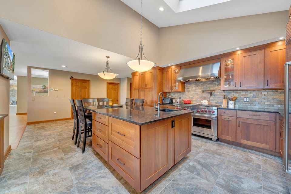 House, Multiple Beds, Kitchen (Private Lakefront Oasis - 5 Bedroom) | Private kitchen