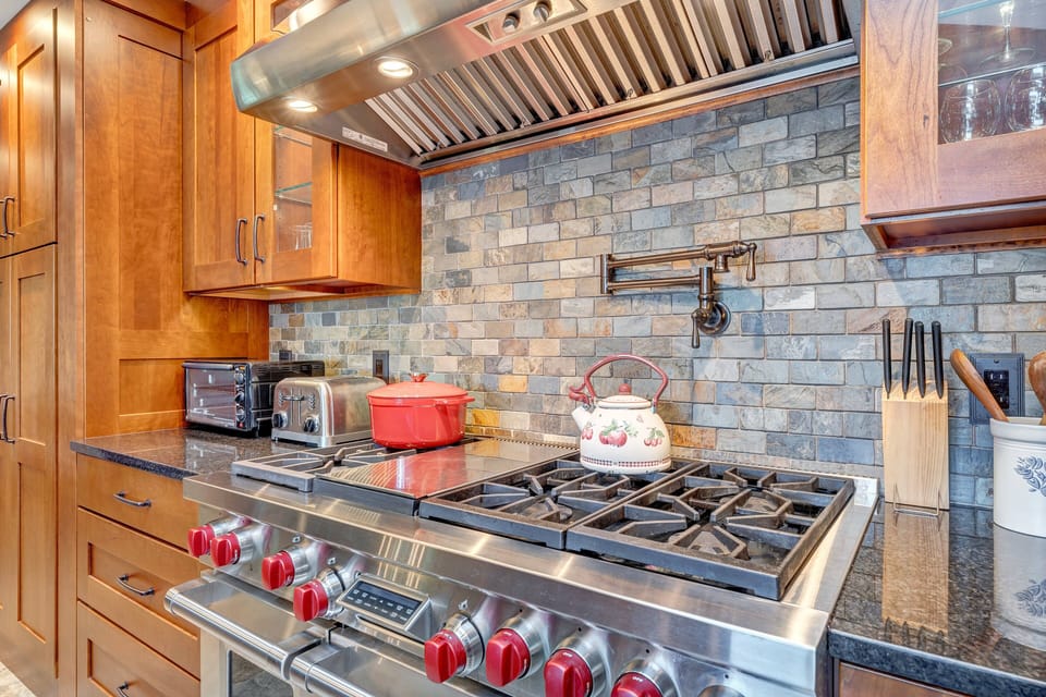 House, Multiple Beds, Kitchen (Private Lakefront Oasis - 5 Bedroom) | Private kitchen