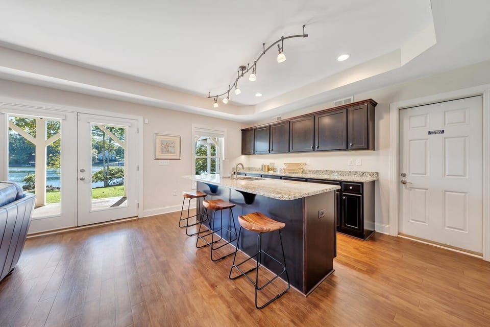 House, Multiple Beds, Patio (LAKE Paradiso) | Private kitchen