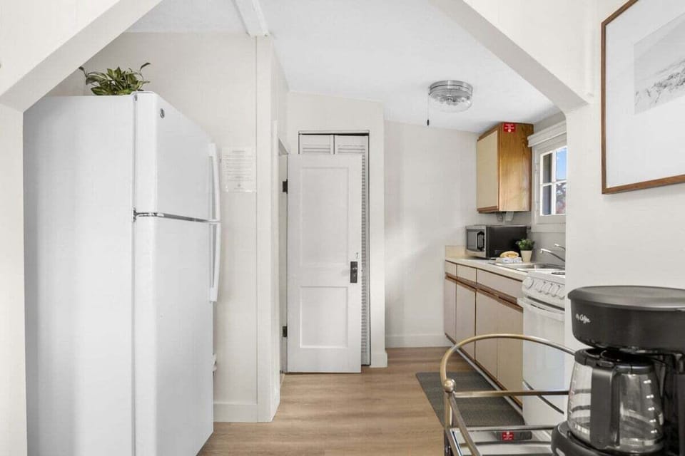 Simple, bright, and ready for your getaway 🍳✨
A cozy kitchen space stocked for easy meals and laid-back lake days.