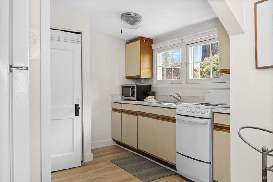 Bright, simple, and ready for your stay 🍳☀️
A cozy kitchen nook with everything you need for easy meals between lake adventures.