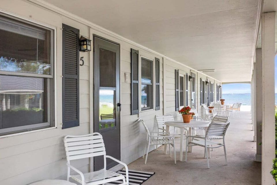 Relax along the lakeside porch 🌊

Private entrances, cozy seating, and peaceful views just steps from the beach—perfect for slow mornings and sunset evenings.