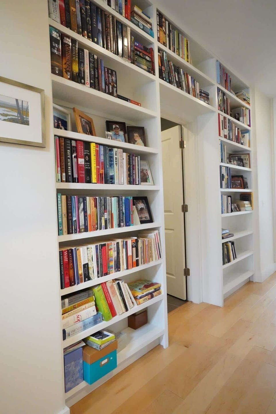 A library wall full of stories 📚

Floor-to-ceiling built-in bookshelves add warmth and character to the space, offering a curated collection of books to enjoy during your stay. Pick one off the shelf and settle in for a quiet, relaxing moment.