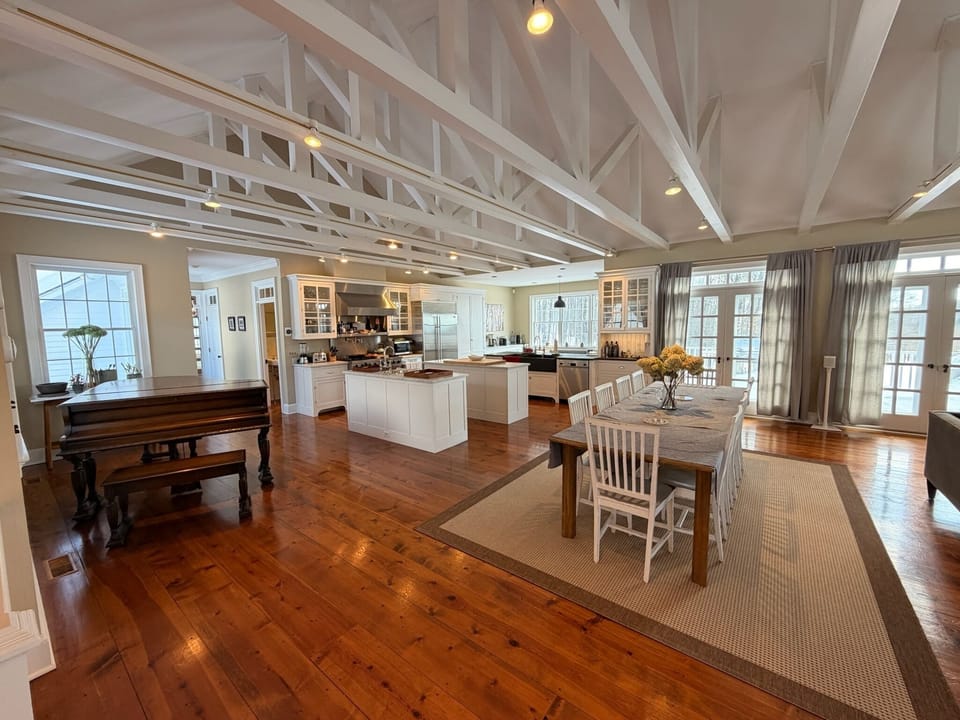Kitchen & dining area (seats 12)