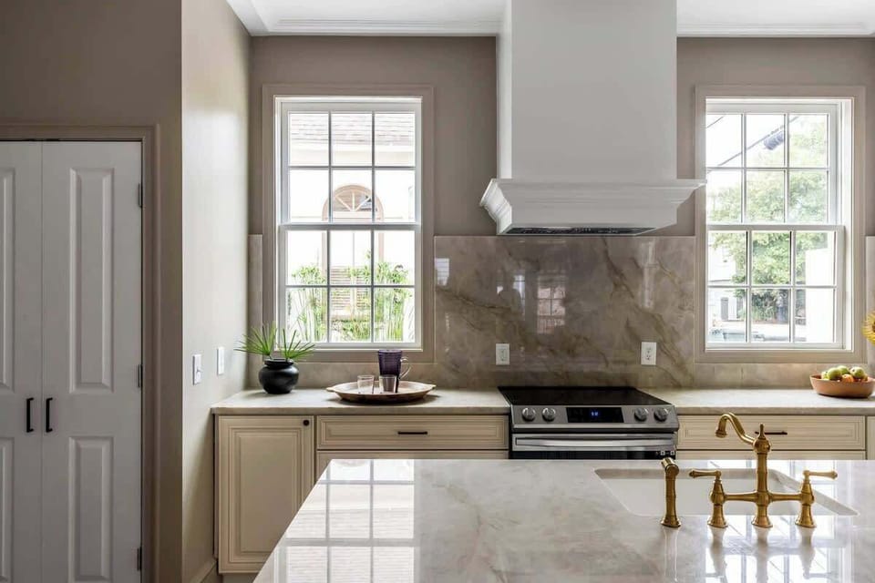 Fully equipped kitchen with kitchen island