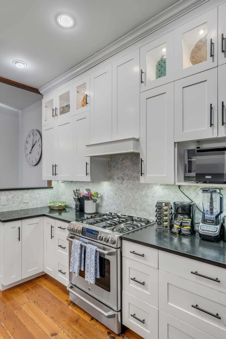 Fully equipped kitchen with everything you need to cook a meal!
