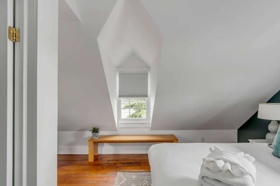 Bedroom 3: Queen Bed