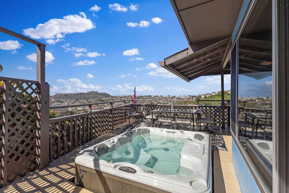 The best seat in Honolulu is right here. Unwind on this expansive deck designed for world-class views, cool breezes, and unforgettable starlit nights.