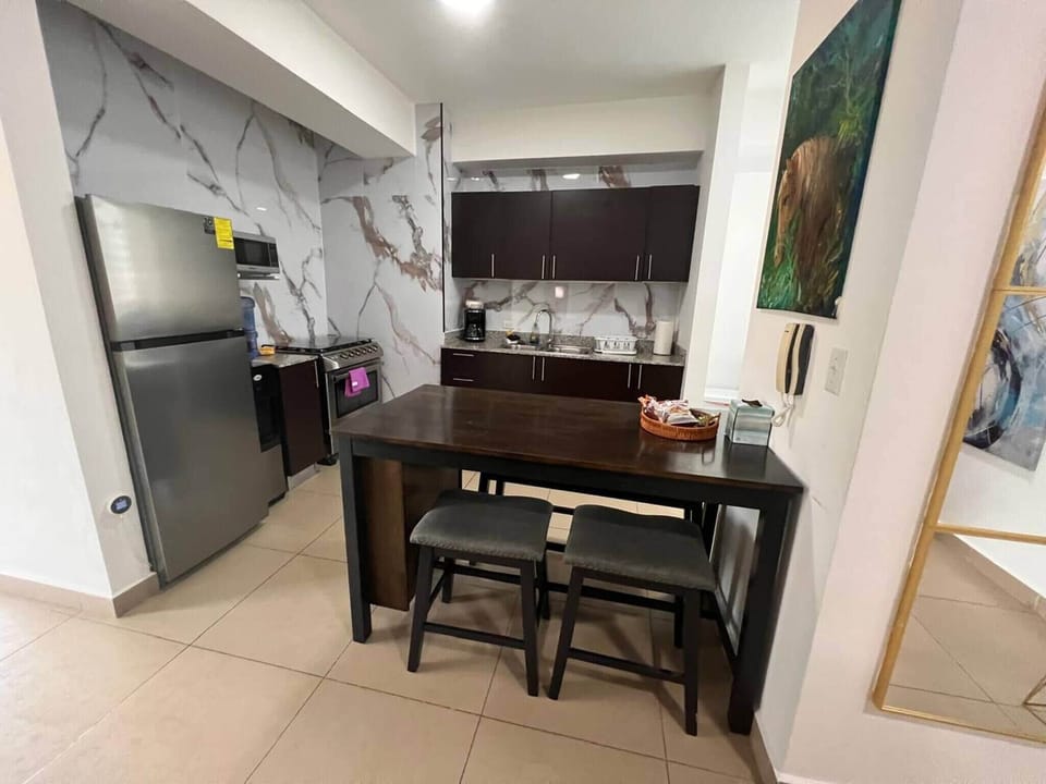 Apartment, 2 Bedrooms | Dining room