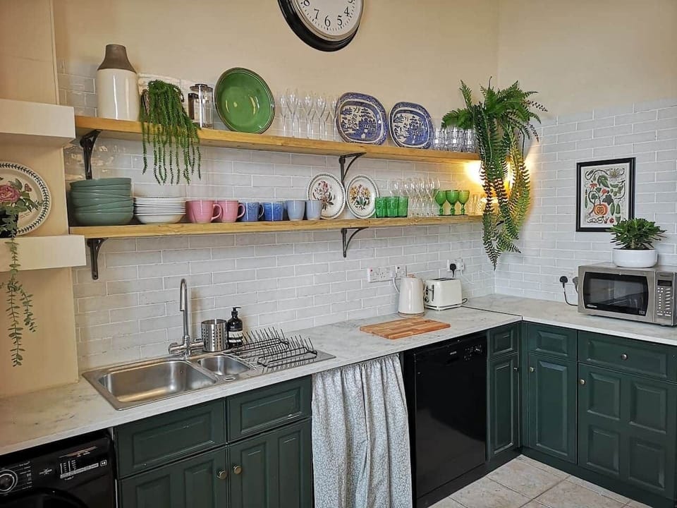 Kitchen. w dishwasher and washing machine