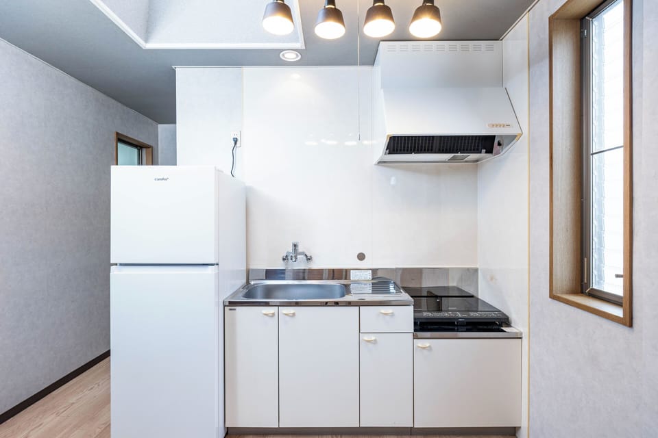 Family Apartment, 3 Bedrooms, Non Smoking, Private Bathroom | Private kitchen | Microwave, stovetop, toaster, cookware/dishes/utensils
