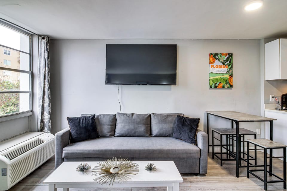 Studio | Smart TV | Dining Area