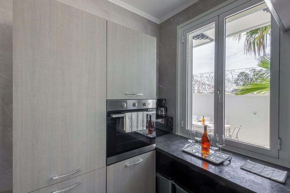 Kitchen Appliance, Kitchen, Countertop, Major Appliance, Cabinetry, Interior Design, Home Appliance, Flooring, Home, Floor