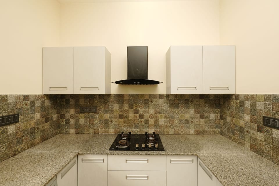 Full-size fridge, microwave, stovetop, cookware/dishes/utensils