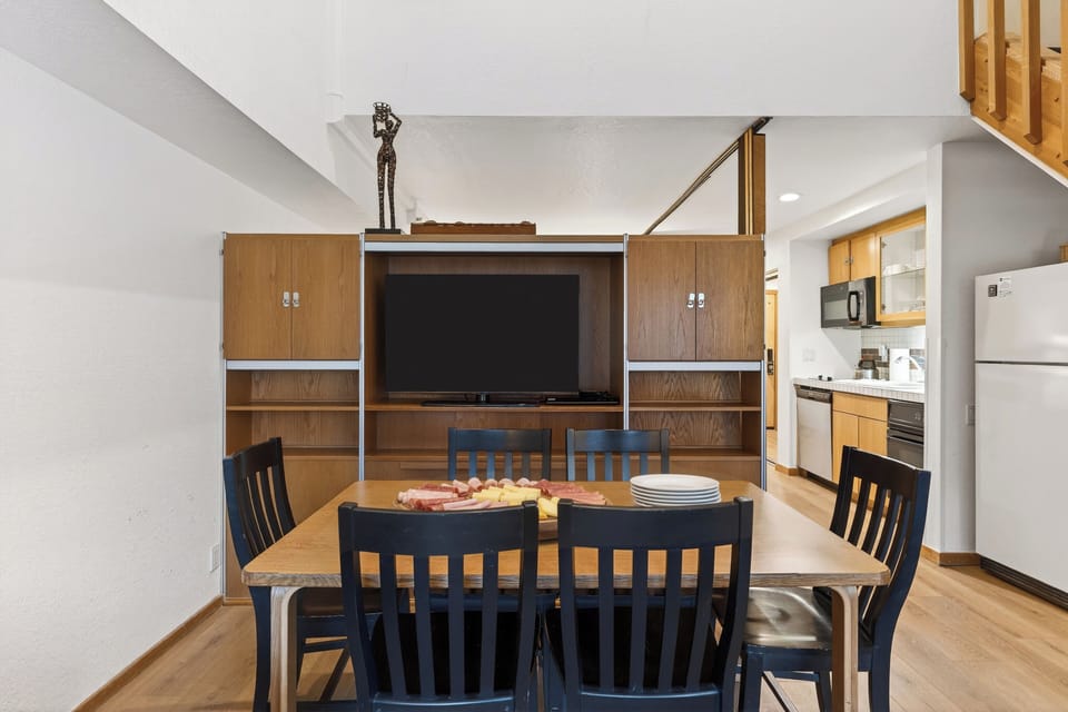 Dining area. (The Traverse)