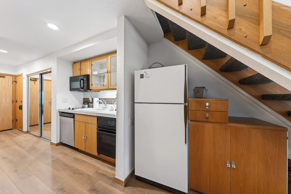 Fully equipped kitchen with full-size appliances for easy mountain meals. (The Traverse)