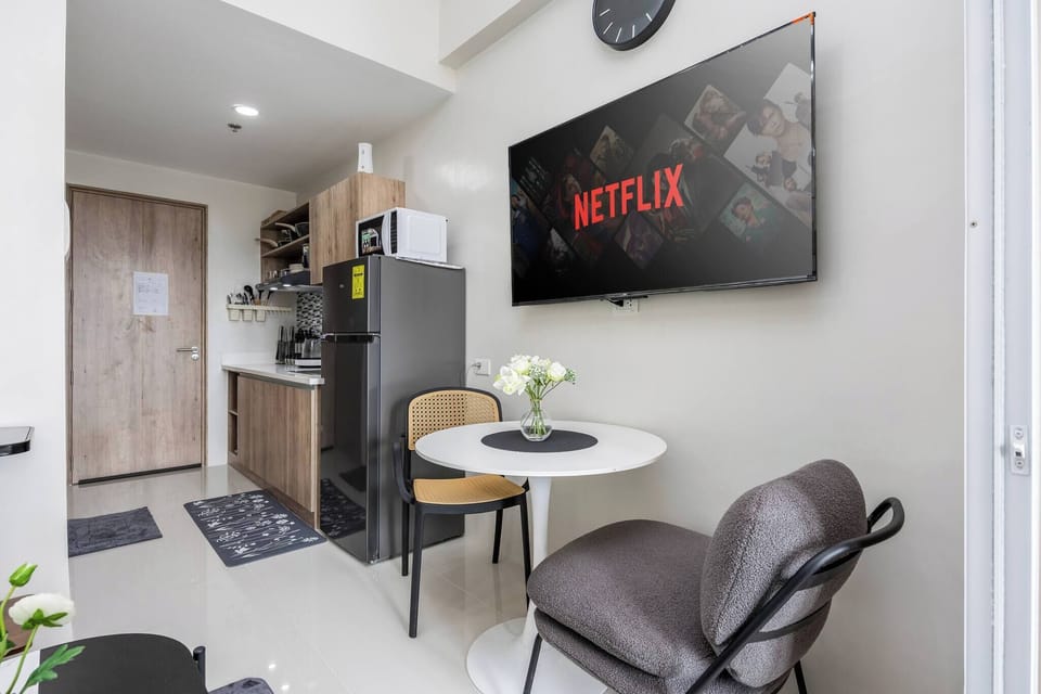 Apartment, 1 Bedroom, Accessible, Smoking | Dining room