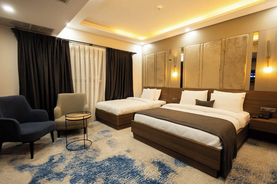 Classic Triple Room | Desk, laptop workspace, iron/ironing board, free WiFi
