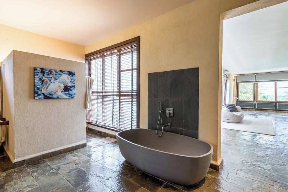 Presidential Double Room, Beach View | Bathroom | Towels, soap, shampoo, toilet paper