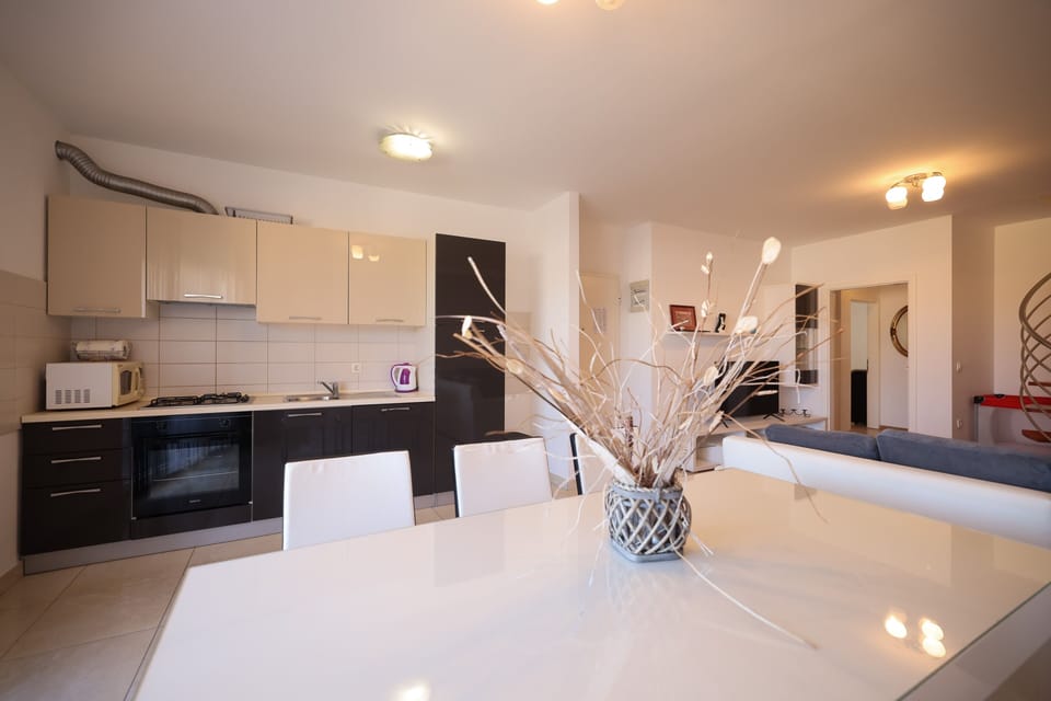 Comfort Apartment, Partial Sea View | In-room dining