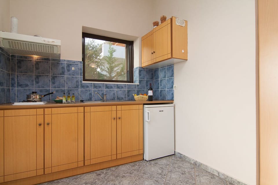 Fridge, stovetop, coffee/tea maker, electric kettle