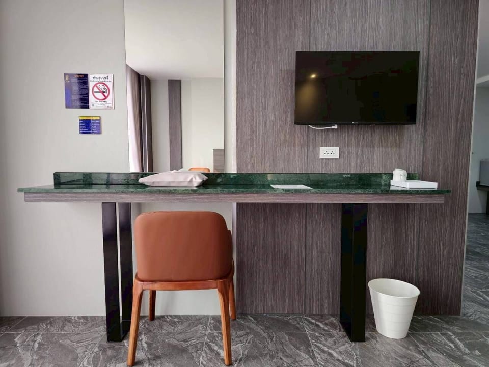 Deluxe Double Room, River View | Interior