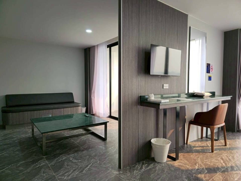 Deluxe Twin Room, River View | Living area