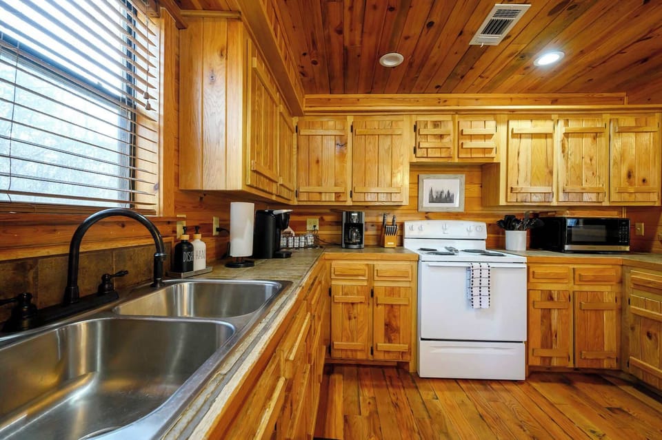 Cabin, Multiple Beds, Hot Tub, Garden View (Kodiak Bear) | Private kitchen