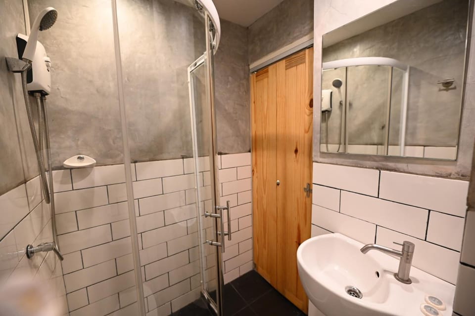 Shower, free toiletries, towels