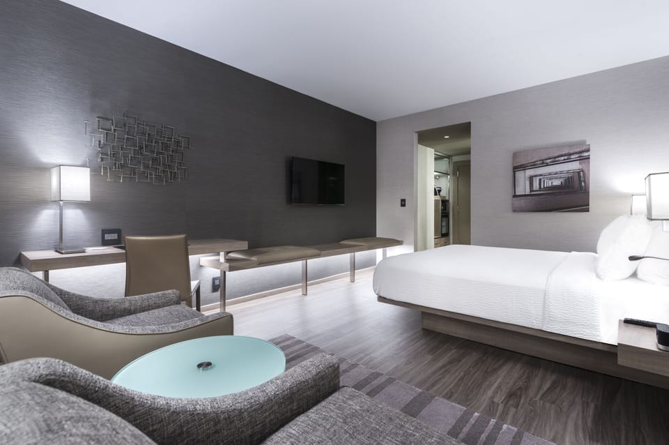 Room, 1 King Bed | Minibar, in-room safe, desk, iron/ironing board