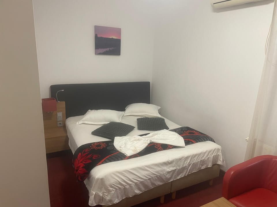 Double Room, Garden View | Laptop workspace, free WiFi