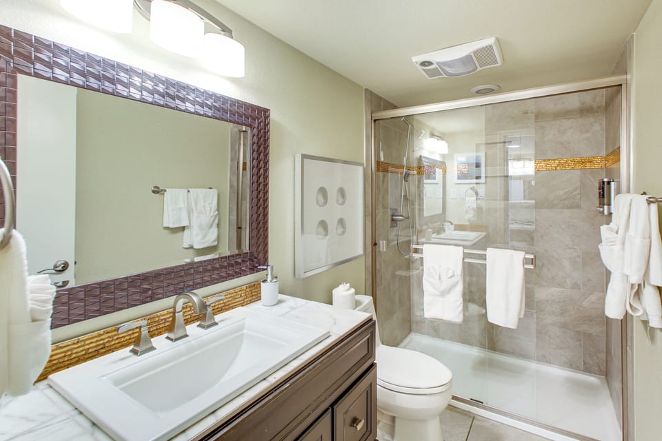 Easy-access Lake Hamilton Condo w/ Fireworks View Apartment in Lake Hamilton