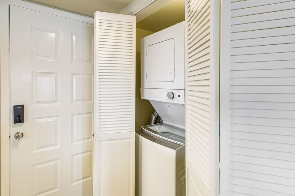 Easy-access Lake Hamilton Condo w/ Fireworks View Apartment in Lake Hamilton