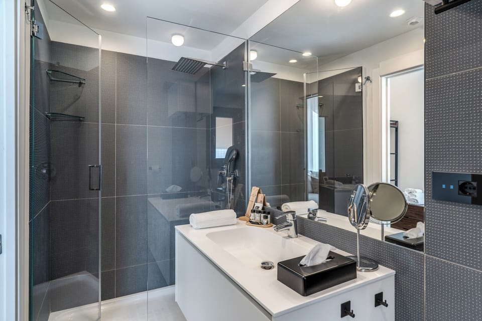 Comfort Double or Twin Room | Bathroom | Free toiletries, hair dryer, bathrobes, slippers