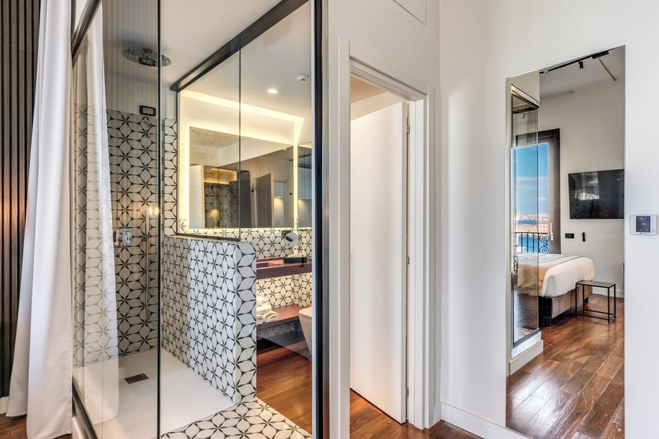 Superior Studio Suite, Sea View | Bathroom | Free toiletries, hair dryer, bathrobes, slippers