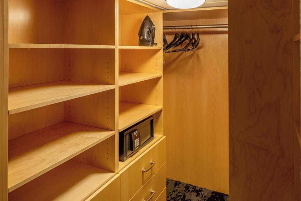 Presidential Suite, 1 Bedroom | In-room safe, desk, laptop workspace, blackout drapes