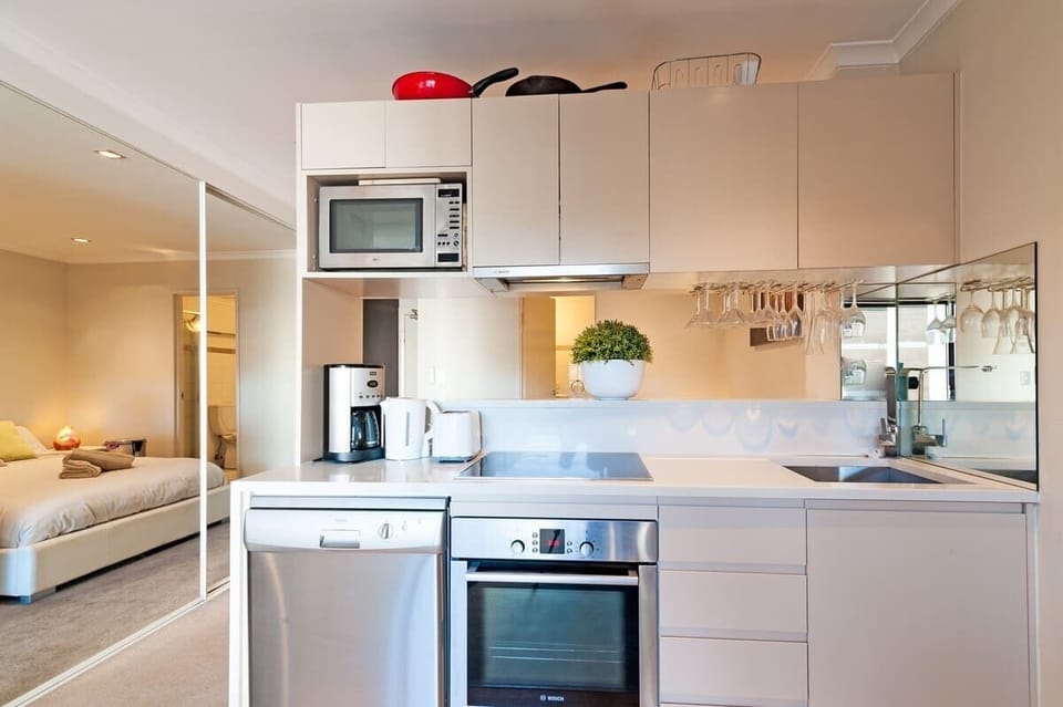 Kitchen complete with Bosch oven and Bosch dishwasher