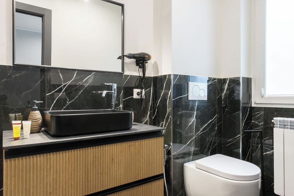 Deluxe Triple Room, 1 King Bed with Sofa bed, Private Bathroom | Bathroom | Shower, free toiletries, hair dryer, bidet