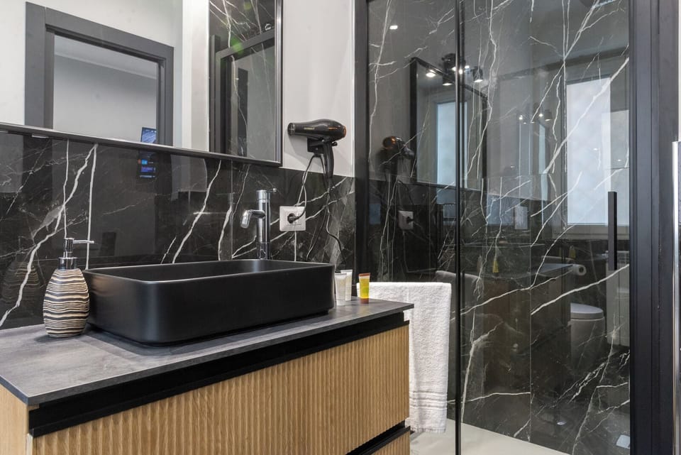 Comfort Double Room, Balcony, Courtyard View | Bathroom | Shower, free toiletries, hair dryer, bidet