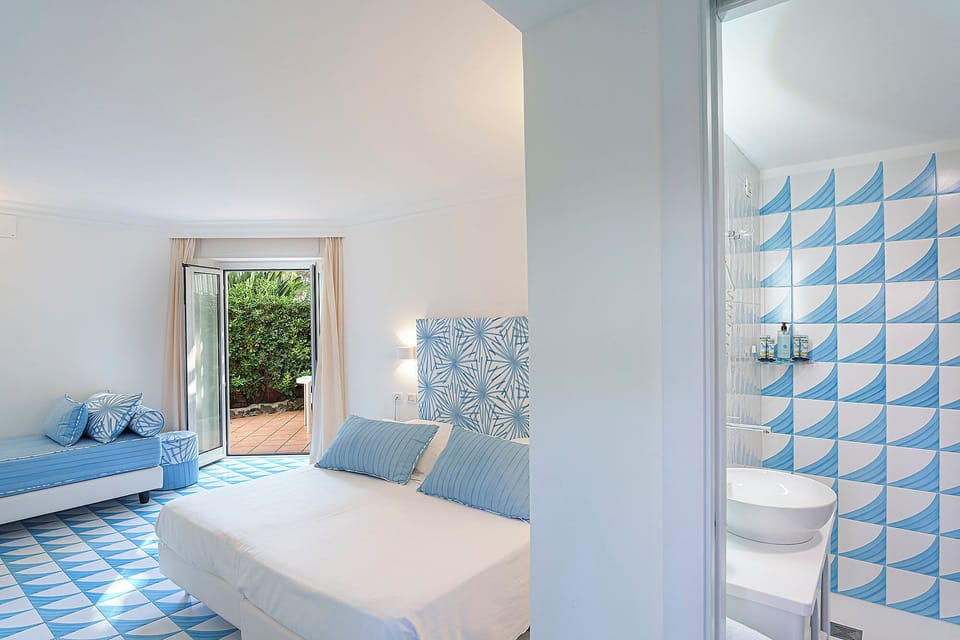 Comfort Double Room | In-room safe, desk, free WiFi, bed sheets